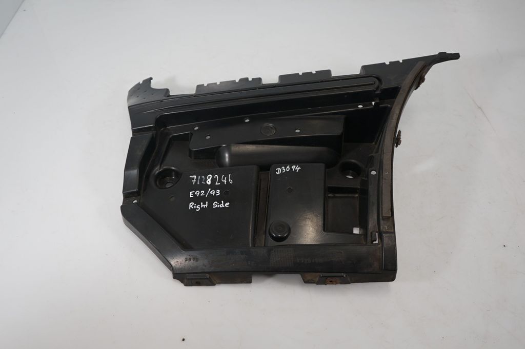 Rear bumper mounting bracket