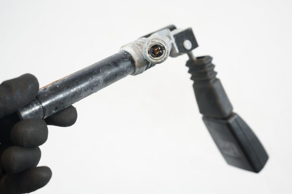 Rear seatbelt buckle (7)