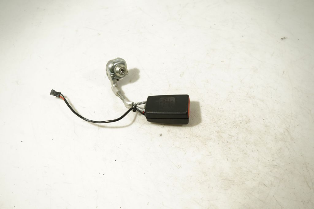 Rear seatbelt buckle (6)