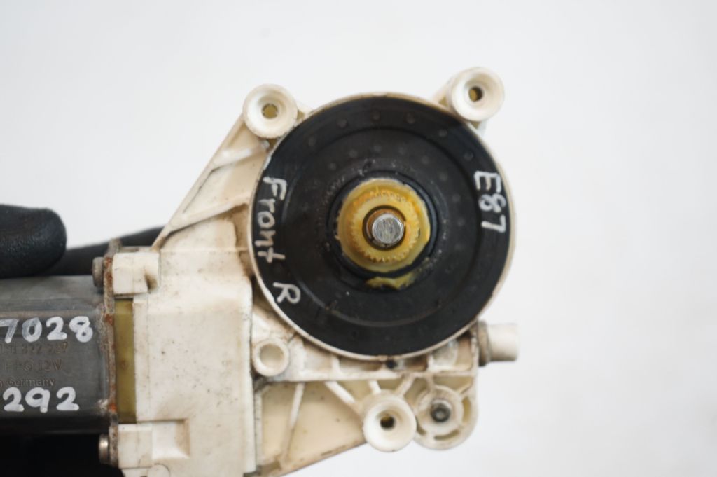 Front door window regulator with motor (7)