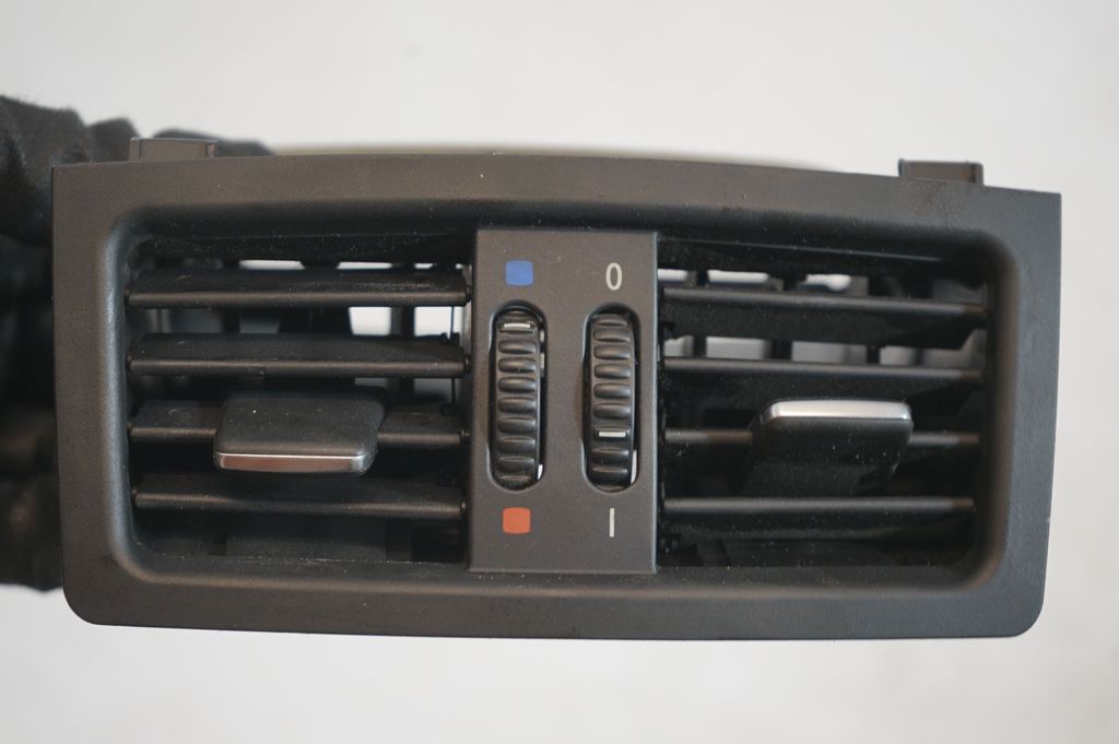 Rear air vent grill (7)
