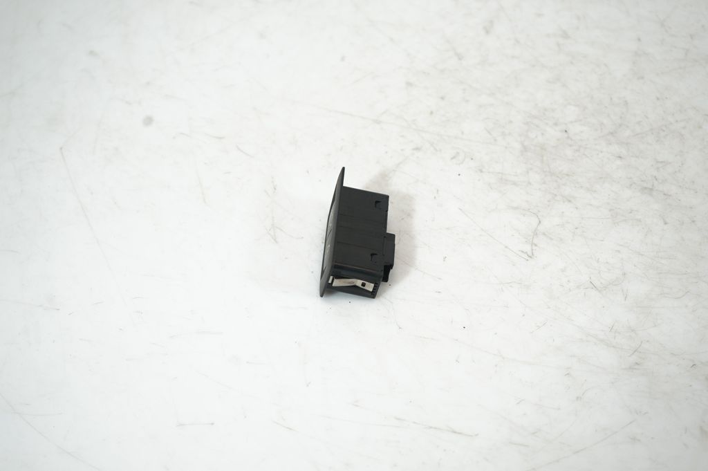 Tailgate/boot open switch button (2)