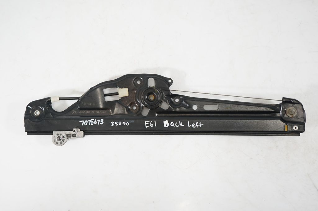 Rear door window regulator with motor (7)