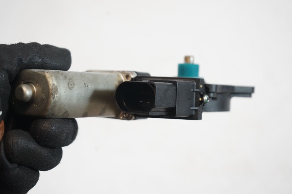 Rear door window regulator with motor (7)