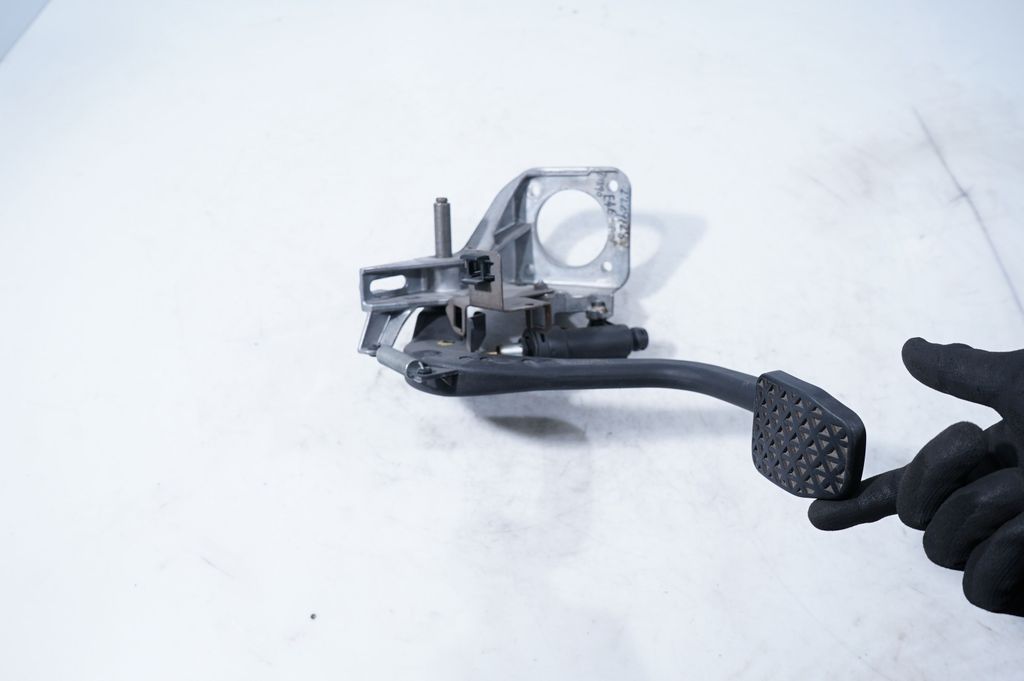 Brake pedal (3)