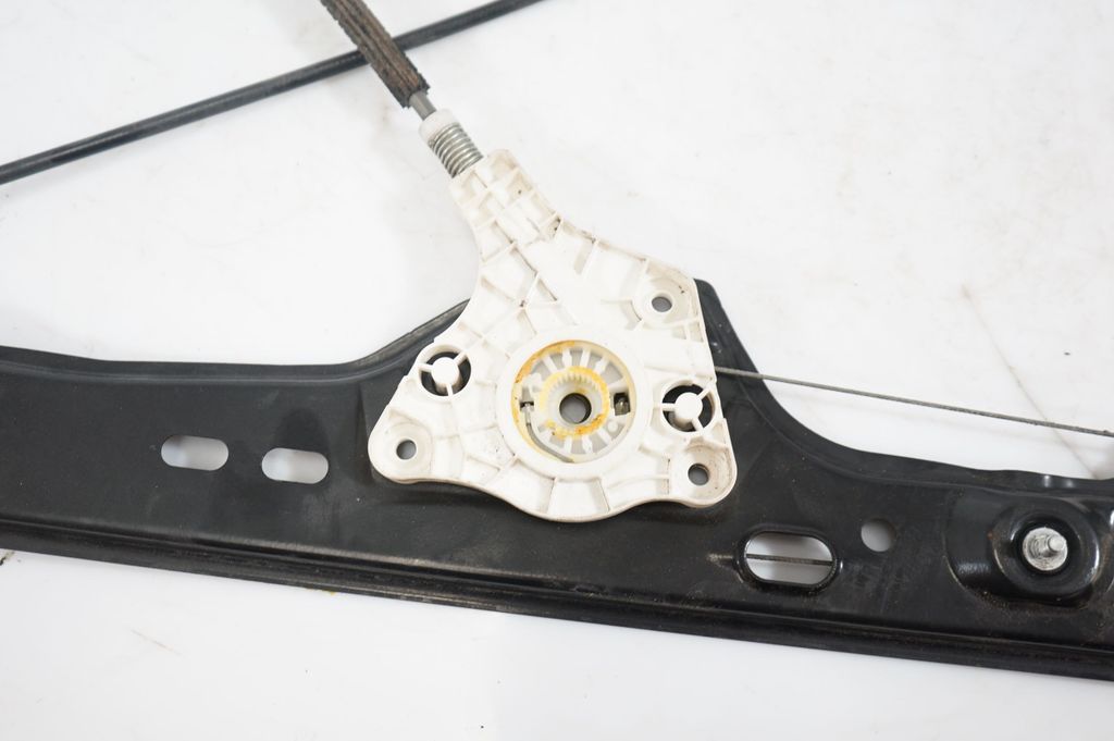 Front door window regulator with motor (8)