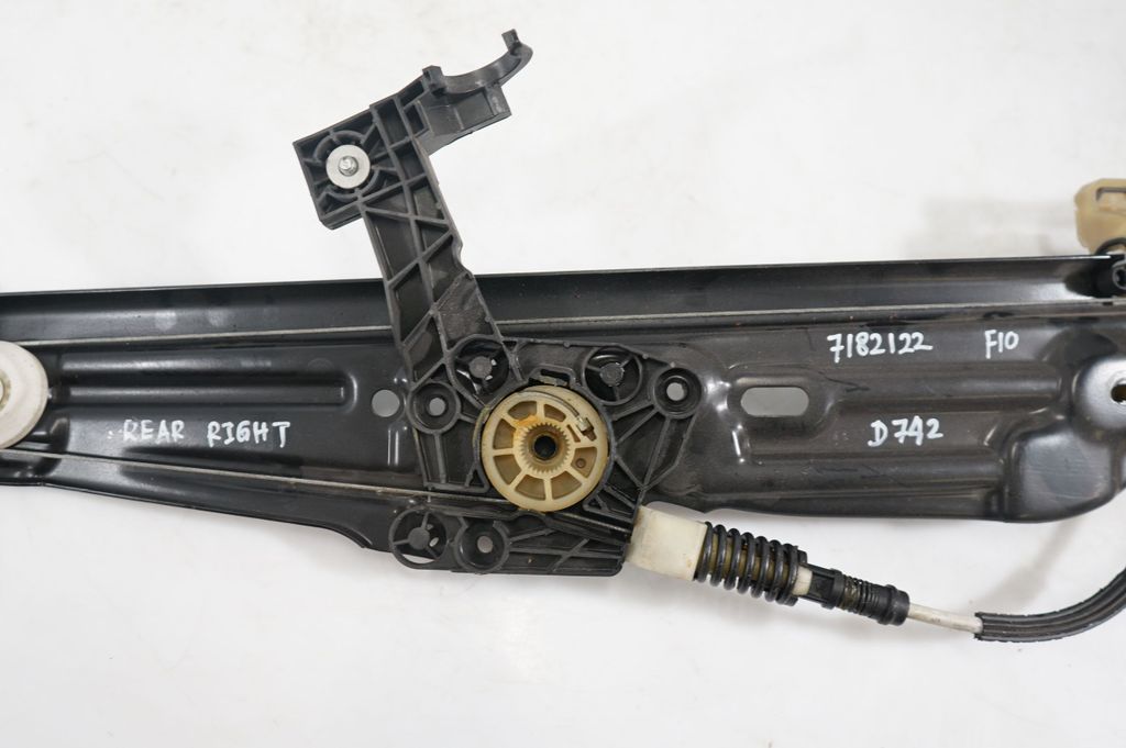 Rear door window regulator with motor (8)