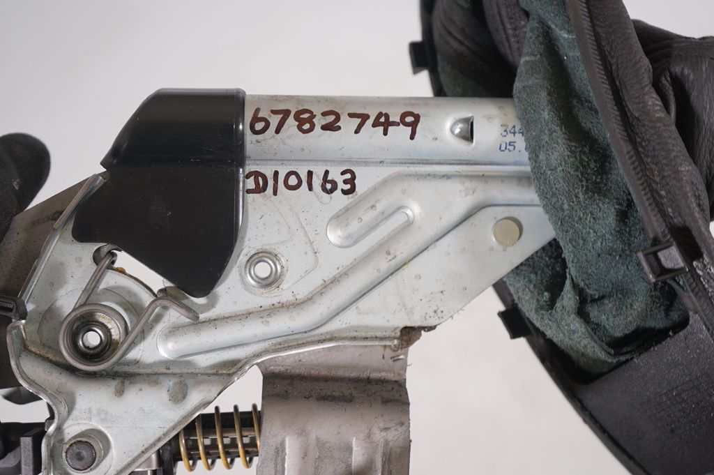 Handbrake/parking brake lever assembly (10)