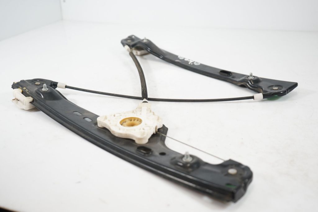 Front door window regulator with motor (6)