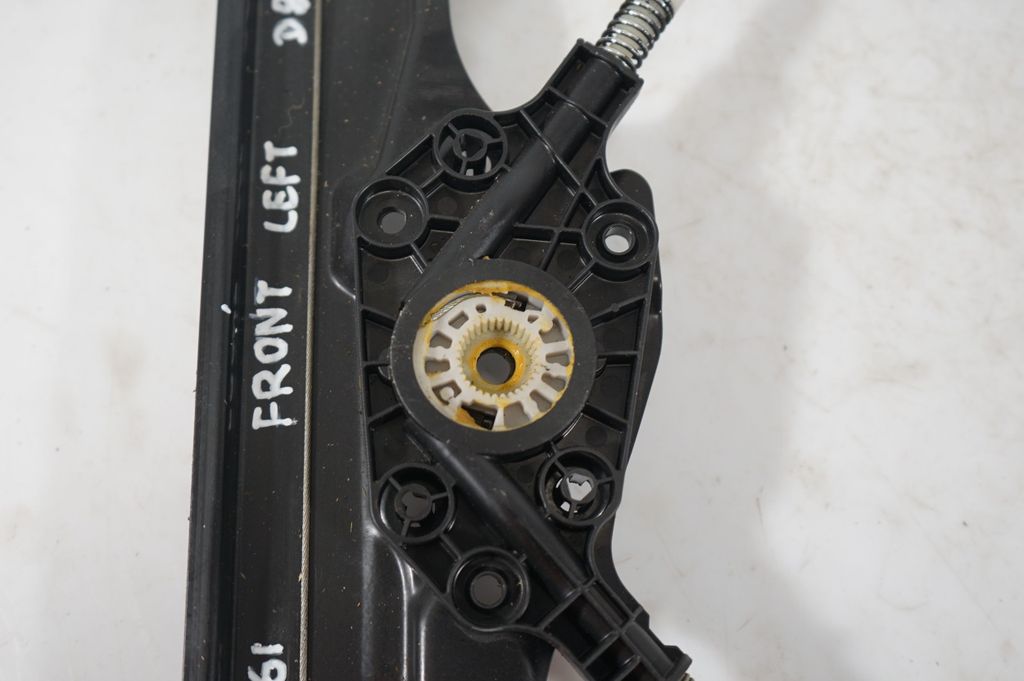 Front door window regulator with motor (8)