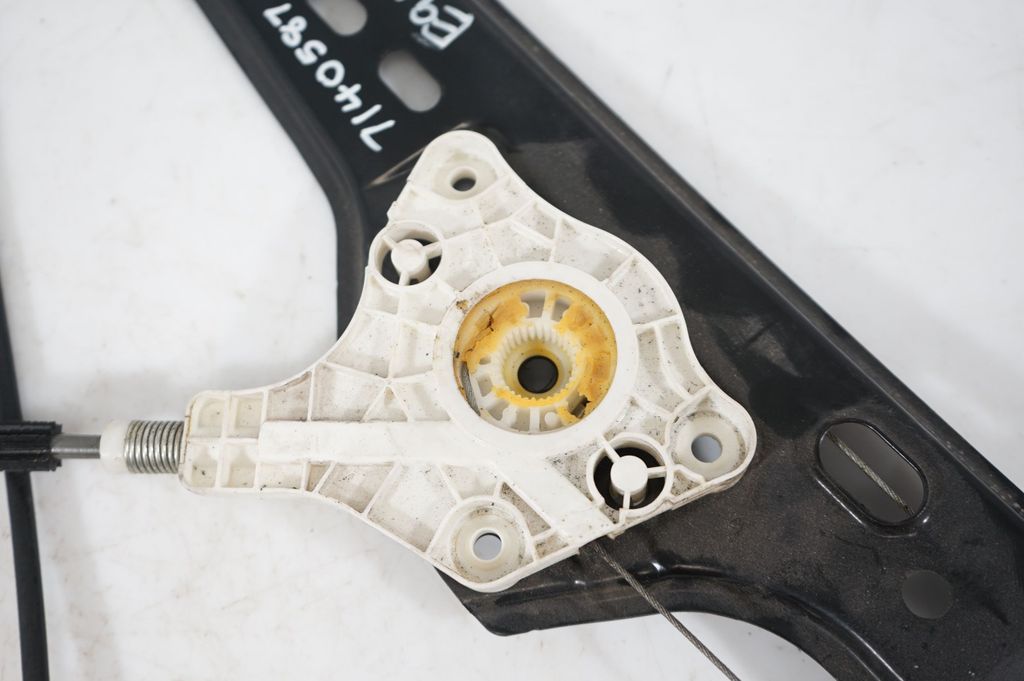 Front door window regulator with motor (8)