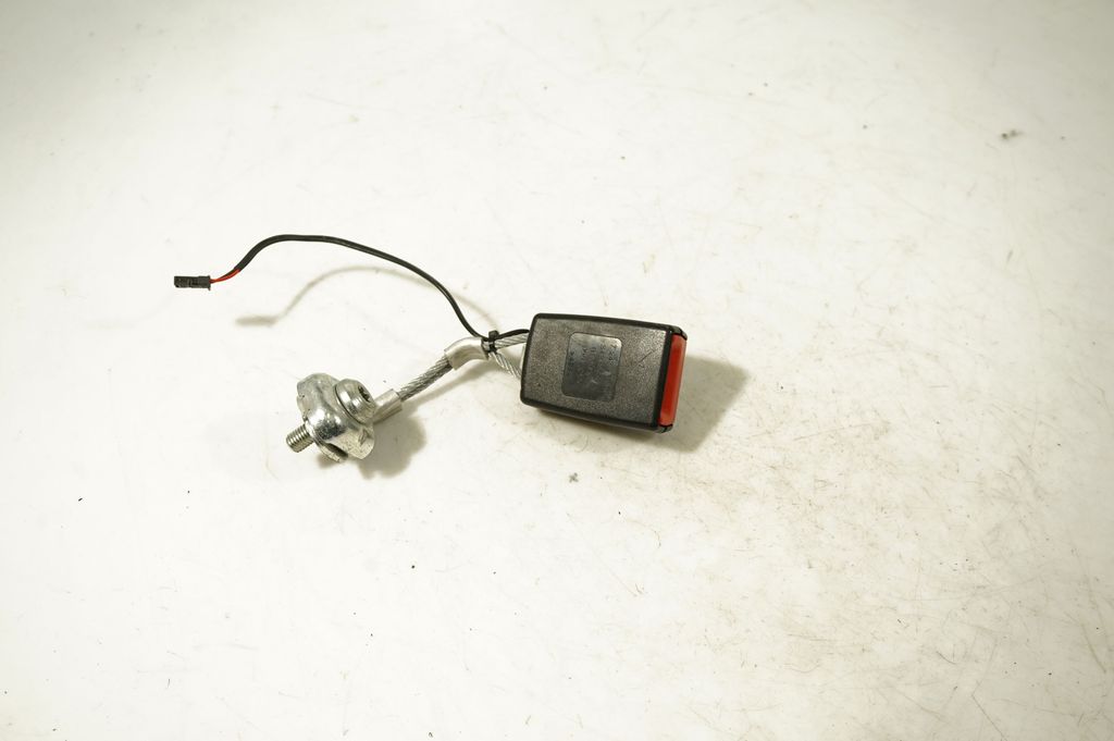 Rear seatbelt buckle (6)