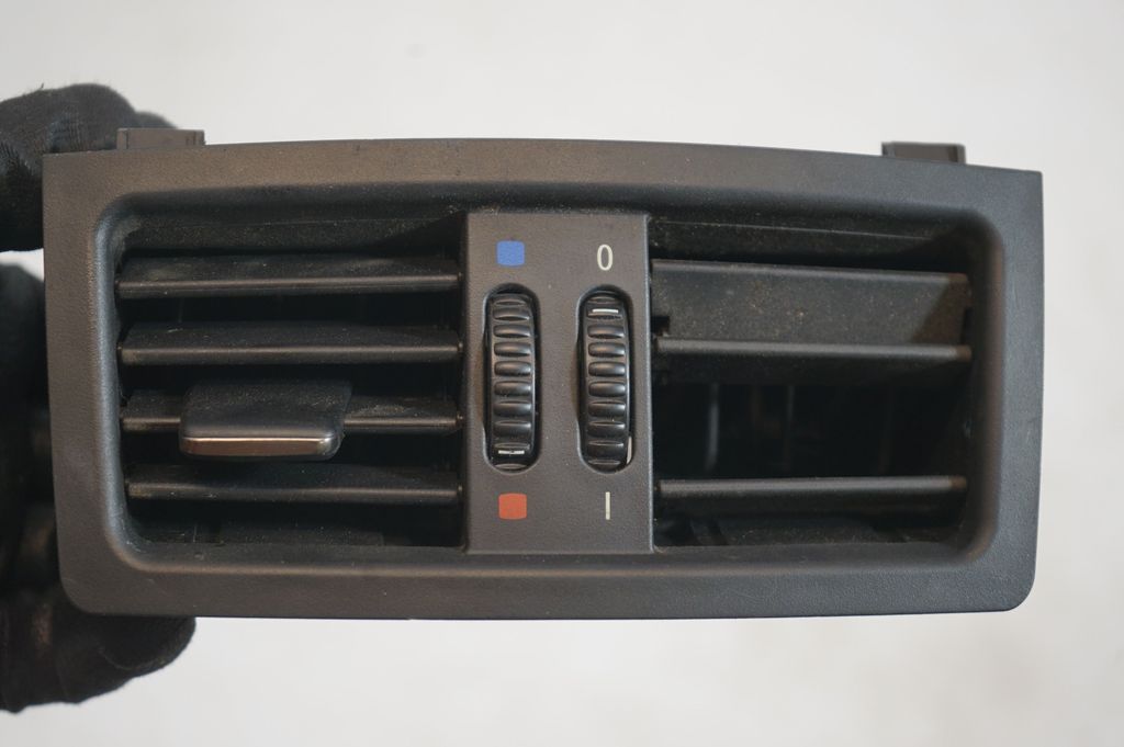 Rear air vent grill (7)