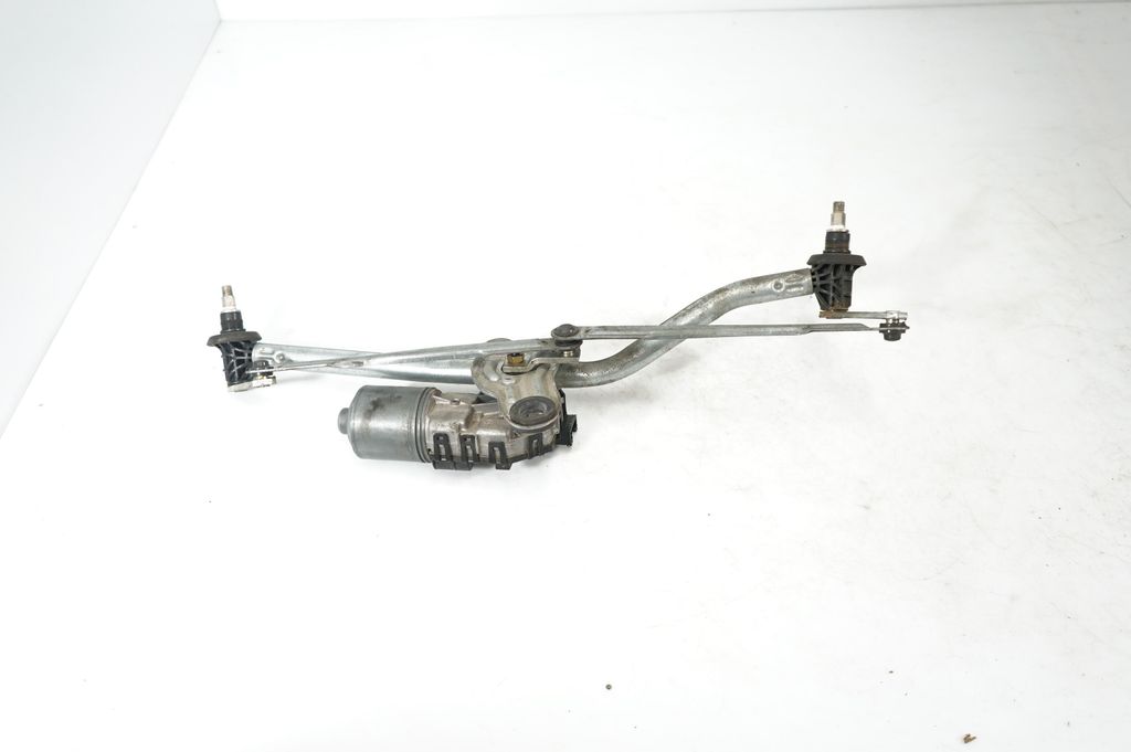 Front wiper linkage and motor (5)