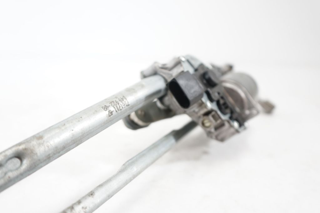 Front wiper linkage and motor (7)