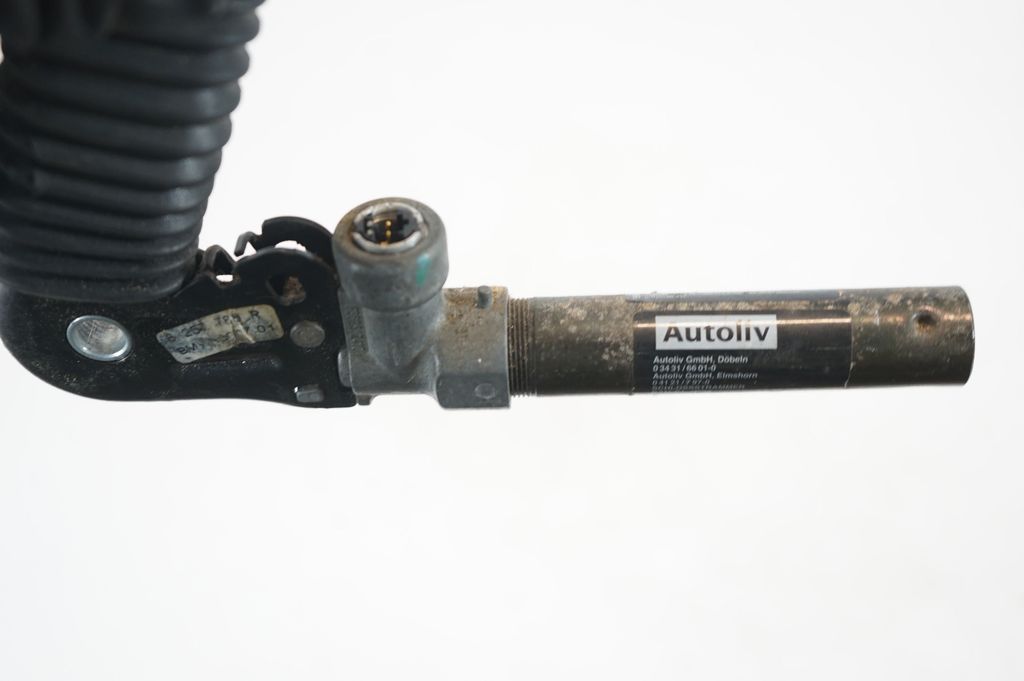 Front seatbelt buckle (6)