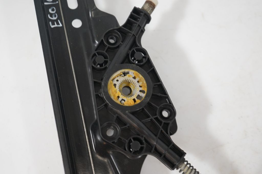 Front door window regulator with motor (8)