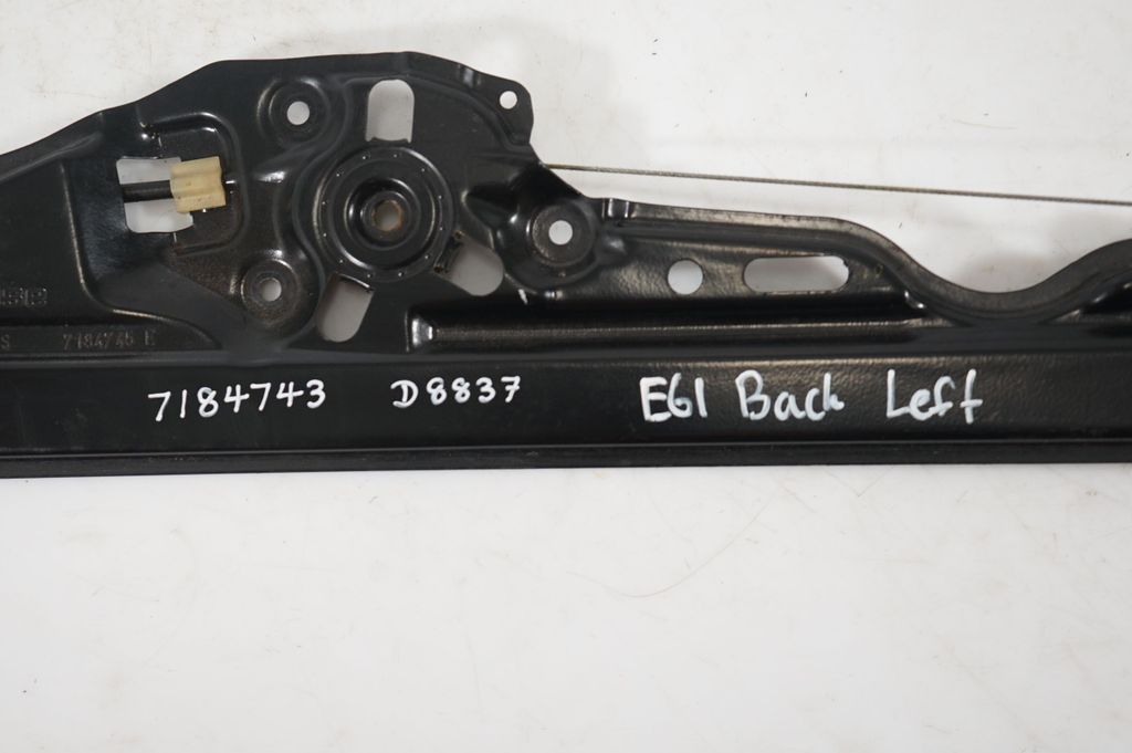 Rear door window regulator with motor (8)