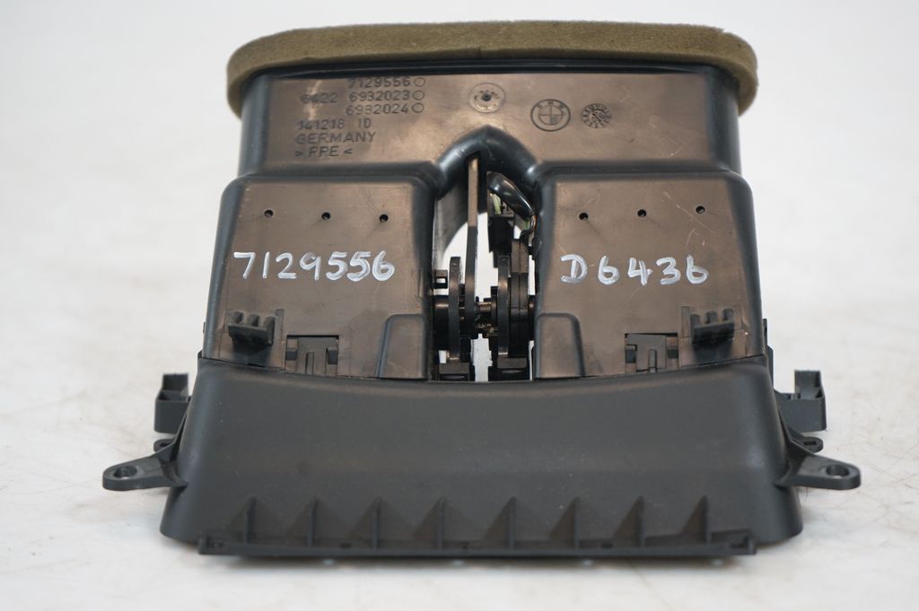 Rear air vent grill (9)