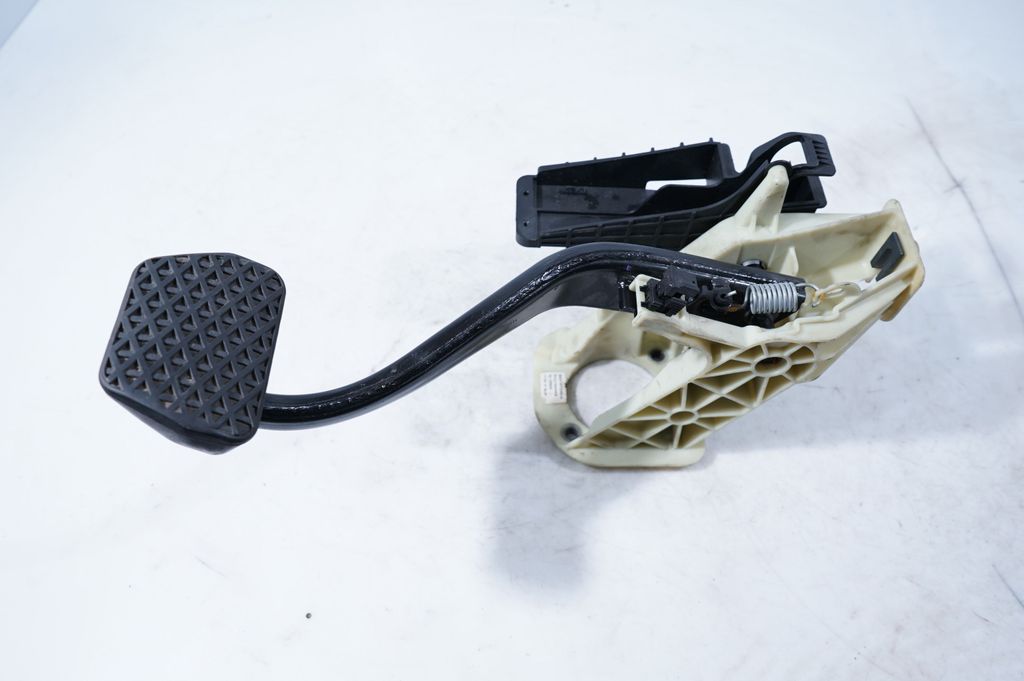 Brake pedal (5)