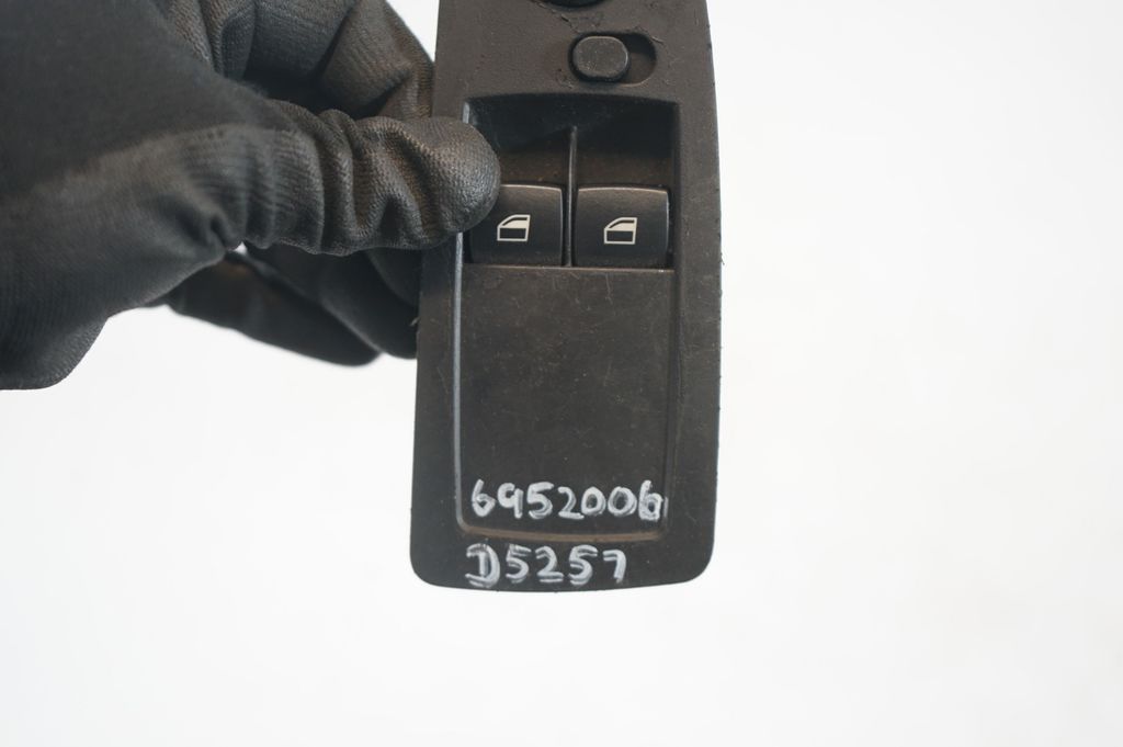 Electric window control switch (8)