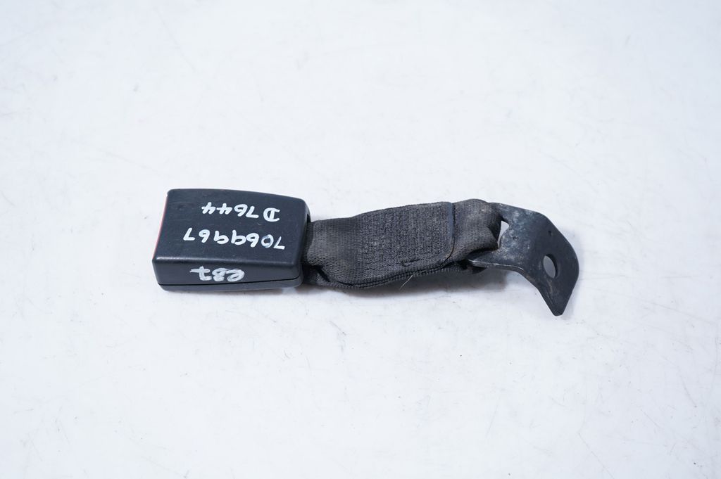 Rear seatbelt buckle (4)
