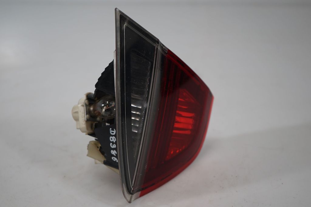 Tailgate rear/tail lights (8)