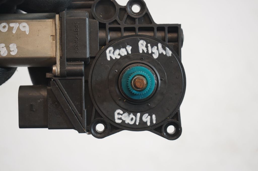 Rear door window regulator with motor (8)
