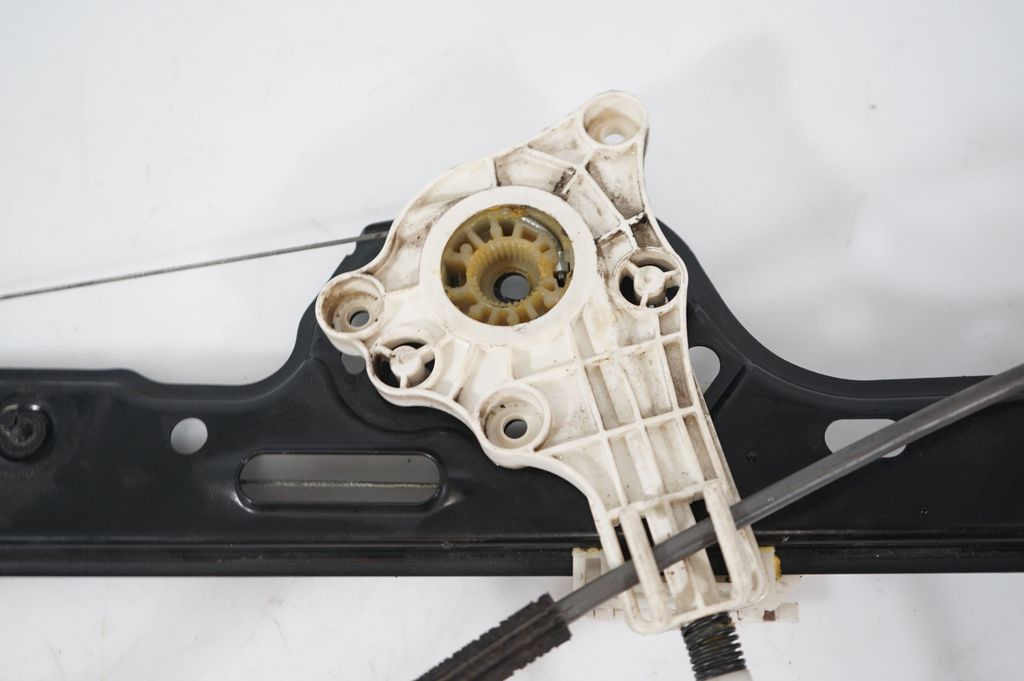 Front door window regulator with motor (8)