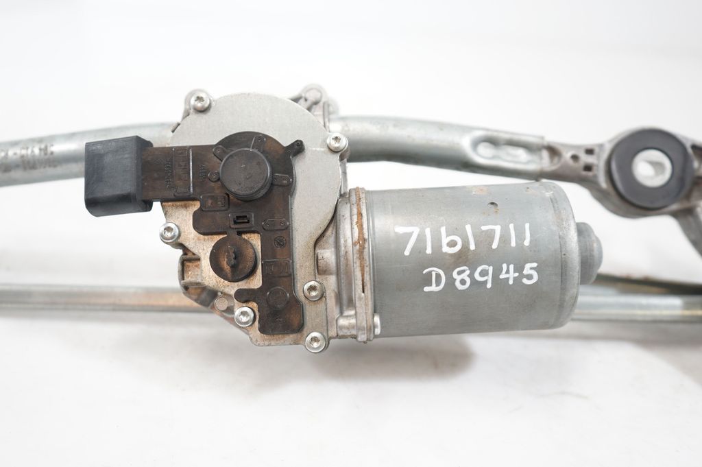 Front wiper linkage and motor (10)