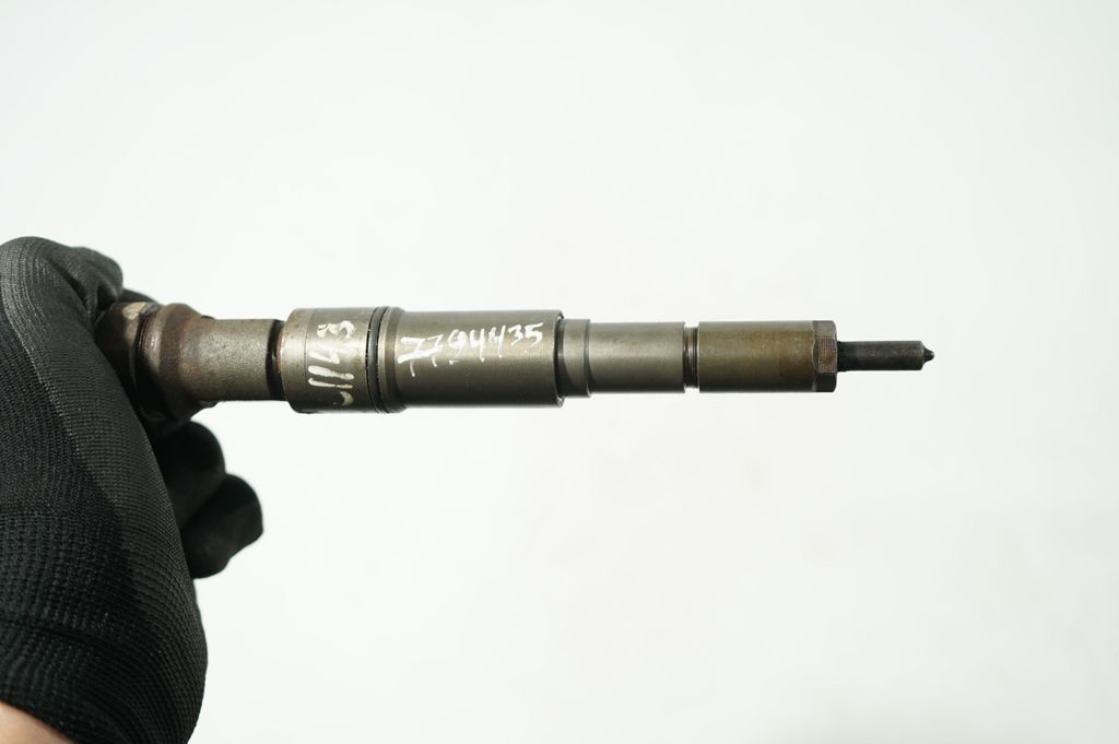 Fuel injector (7)