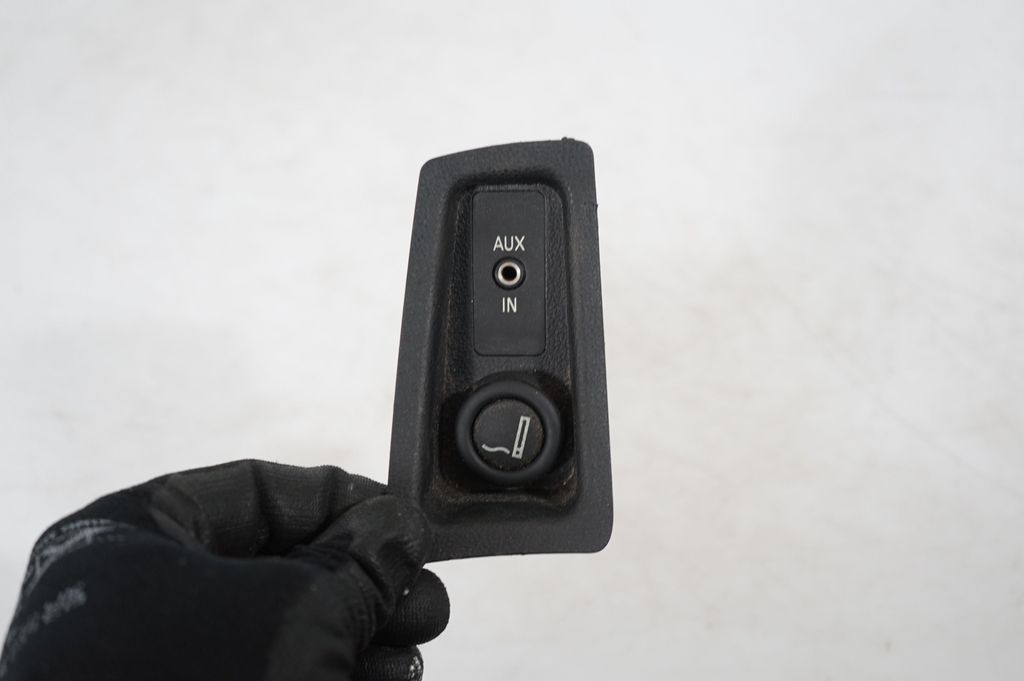 AUX in-socket connector (8)