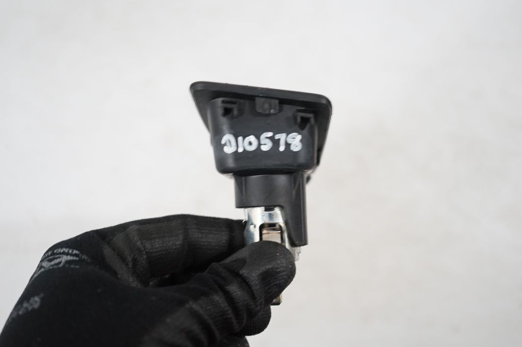 AUX in-socket connector (8)