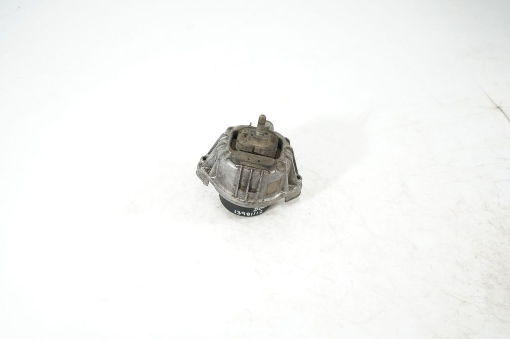 Engine mount bracket