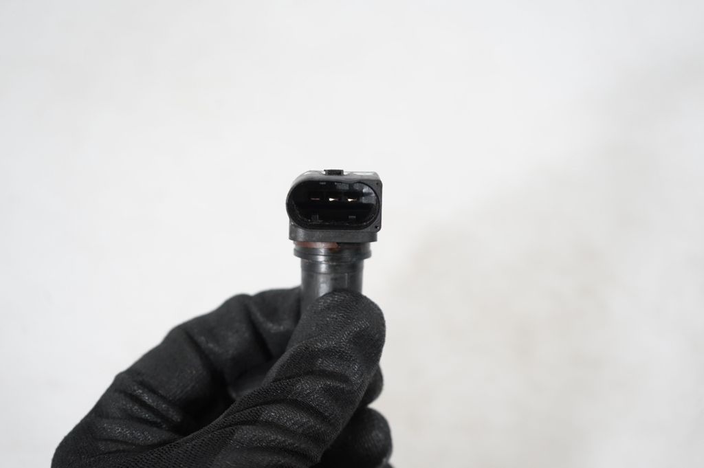 Camshaft position sensor (8)