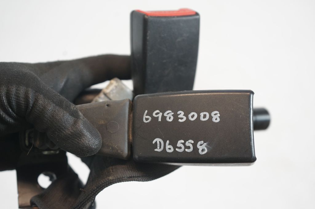 Rear seatbelt buckle (9)