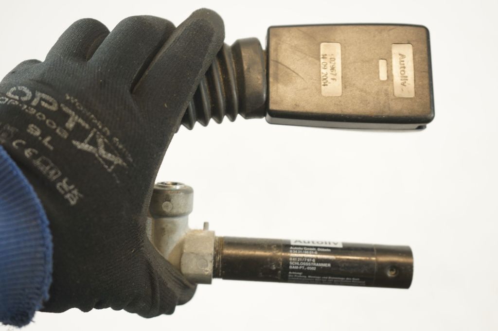 Front seatbelt buckle (8)