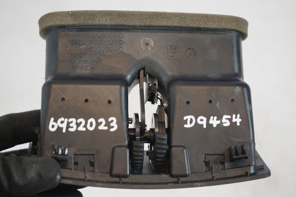 Rear air vent grill (8)