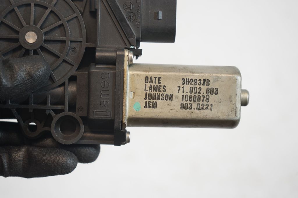 Rear door window regulator with motor (7)