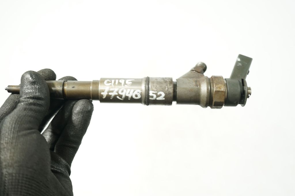 Fuel injector (7)