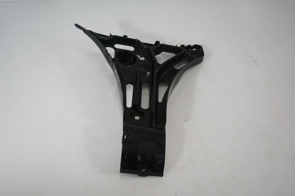Rear bumper mounting bracket