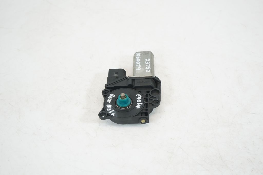 Rear door window regulator with motor (2)