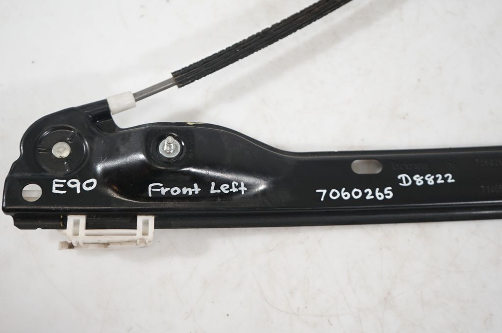 Front door window regulator with motor (9)