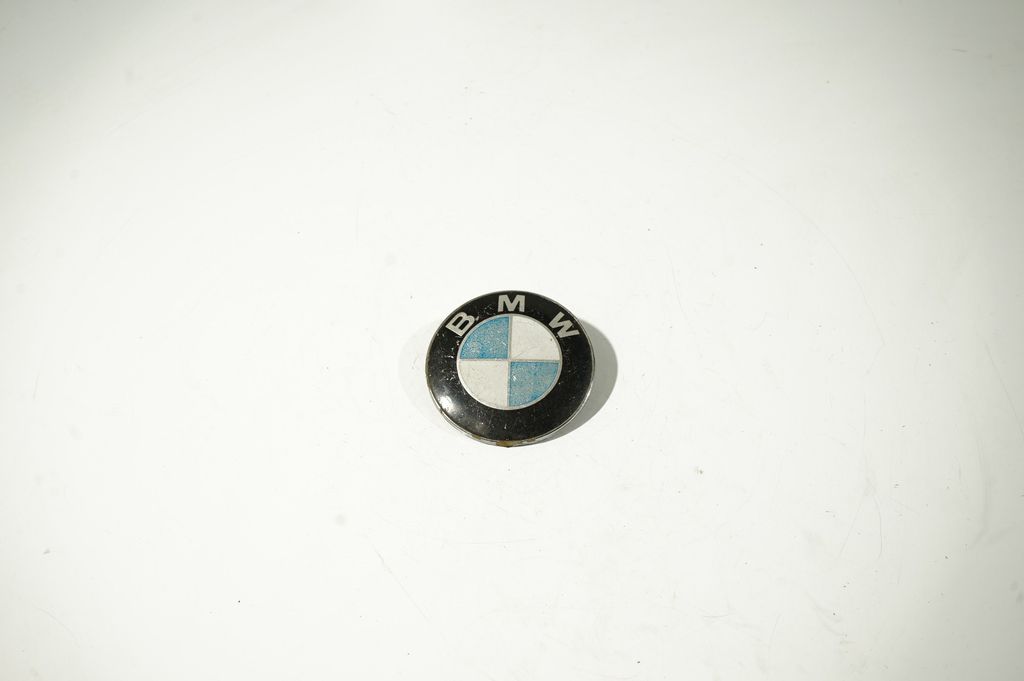 Manufacturer badge logo/emblem