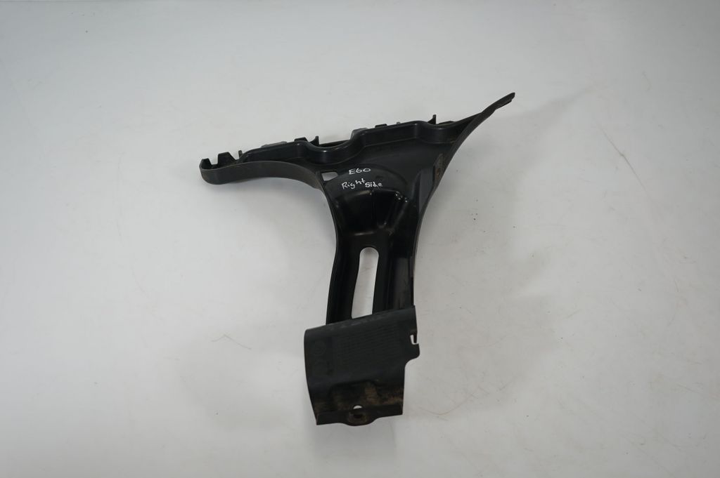 Rear bumper mounting bracket