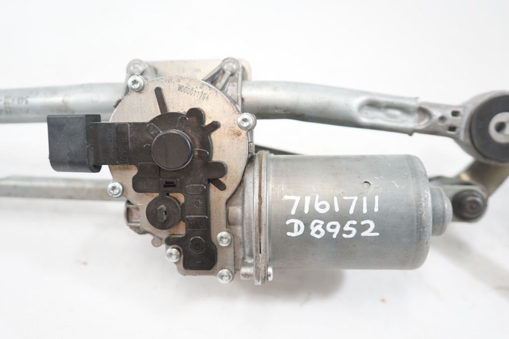 Front wiper linkage and motor (10)