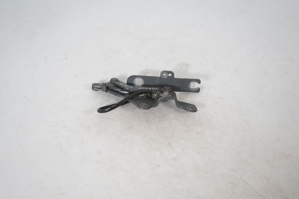 Engine bonnet/hood hinges (3)