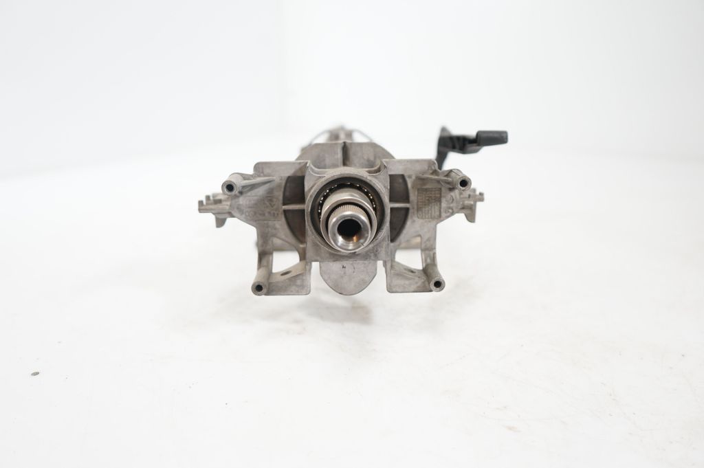 Steering wheel axle (8)