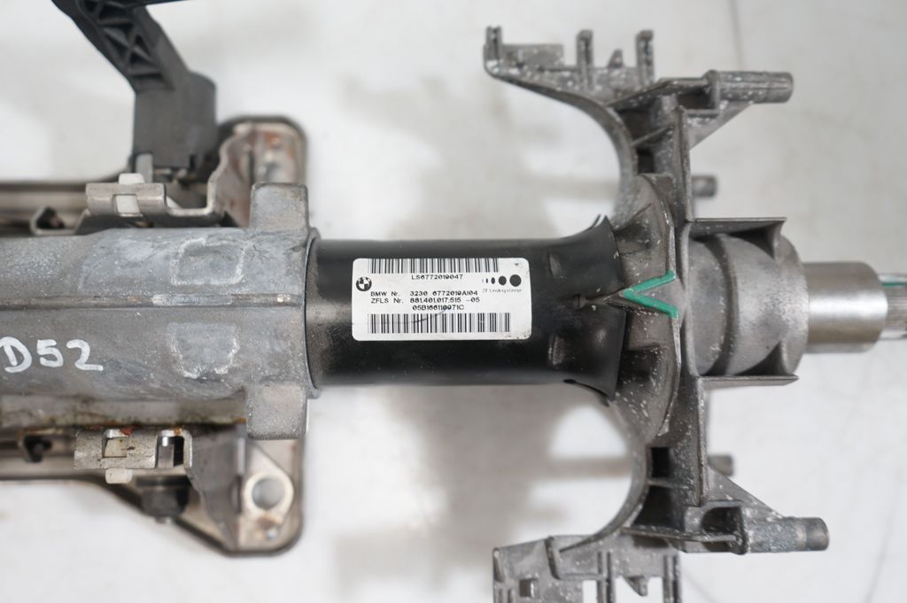 Steering wheel axle (9)