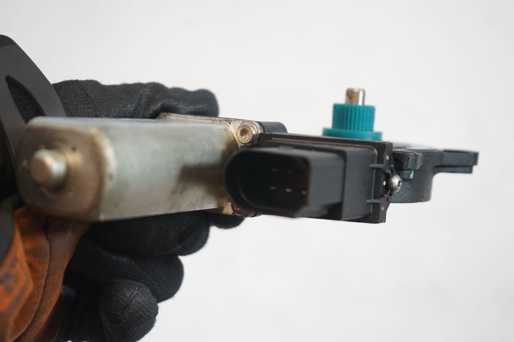 Rear door window regulator with motor (6)